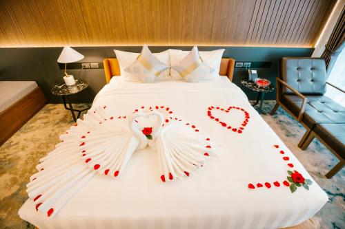 a bedroom with a bed with a white bird spreading its wings at Songlam Waterfront Hotel - 藍江酒店 in Ha Tinh