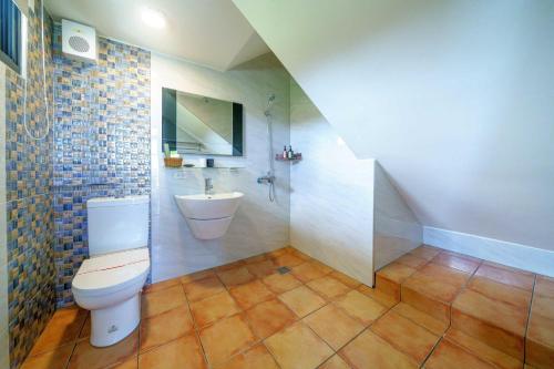 a bathroom with a toilet and a sink at 太魯閣豐生活海館包棟民宿 T-aroko Fengst-ay Ocean Villa-------根據訂房人數提供相對的房間數量 Provide different number of rooms according to the number of people in the reservation in Shunan