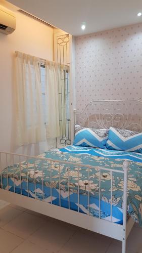 sypialnia z łóżkiem z niebieską kołdrą w obiekcie Lake Residence No73 - Classic Style, Cozy & Best Photography w mieście Puchong