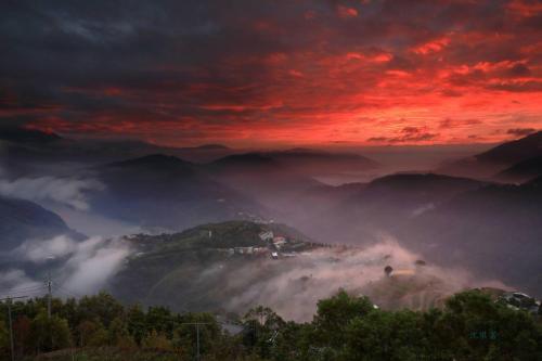 a view of a foggy valley with a city in the distance at Victoria Peak Garden Suburb in Renai