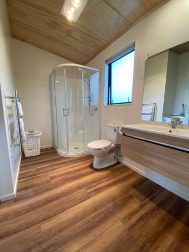 een badkamer met een douche, een toilet en een wastafel bij Country Retreats on Ranzau 7 in Hope