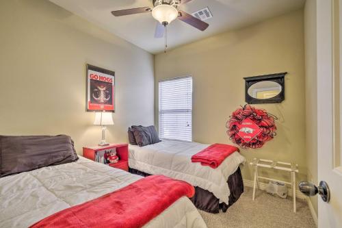 une chambre avec deux lits et un ventilateur de plafond dans l'établissement Fayetteville Apt by Univ of Arkansas Campus!, à Fayetteville