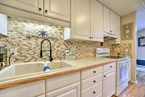 HaslettHome on 10 Acres Perfect for MSU Football Weekend的带白色橱柜和水槽的厨房