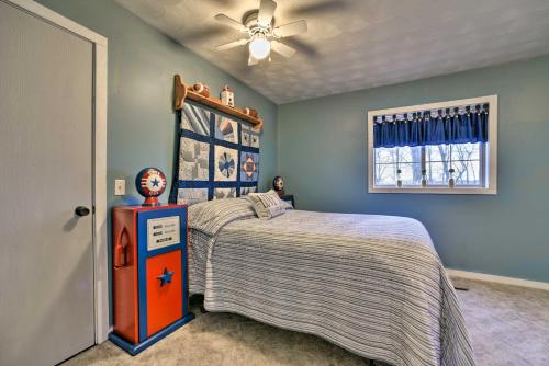 HaslettHome on 10 Acres Perfect for MSU Football Weekend的带床和吊扇的卧室