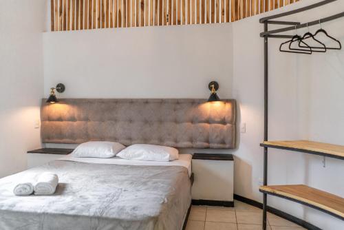 Ένα ή περισσότερα κρεβάτια σε δωμάτιο στο Plaza Royal Apartments