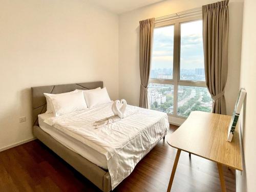 - une chambre avec un lit et une grande fenêtre dans l'établissement UNA Serviced Apartment by Moka, à Kuala Lumpur