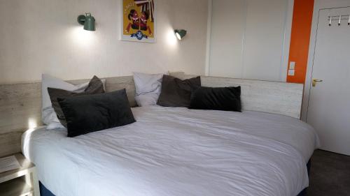 A bed or beds in a room at Lutin Vue Baie La Baule - Appartement T2 design et connecté