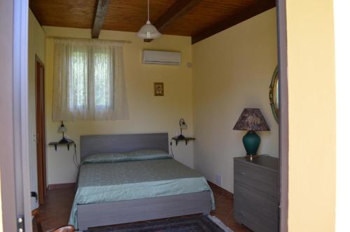 - une chambre avec un lit, une commode et une fenêtre dans l'établissement B&B La Torretta, à Gasponi