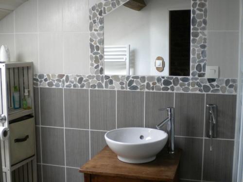 ein Badezimmer mit einem weißen Waschbecken und einem Spiegel in der Unterkunft Gîte Fayl-Billot, 4 pièces, 7 personnes - FR-1-611-18 in Fayl-Billot