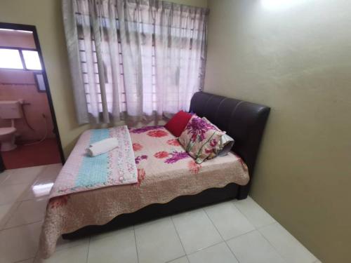 Postel nebo postele na pokoji v ubytování TRM Homestay Alor Setar - MALAY only
