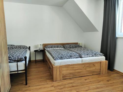Säng eller sängar i ett rum på Apartmány Buková hora, apartmány přímo u sjezdovky