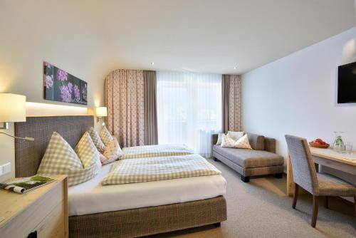 A bed or beds in a room at Hotel Hubertus