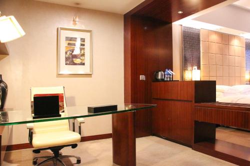 een hotelkamer met een bureau en een bed bij Crowne Plaza Yantai Sea View, an IHG Hotel in Yantai