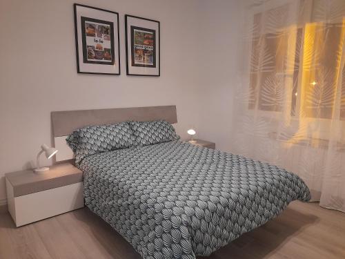 um quarto com uma cama com um edredão preto e branco em Toki-Goxo em Ezcaray