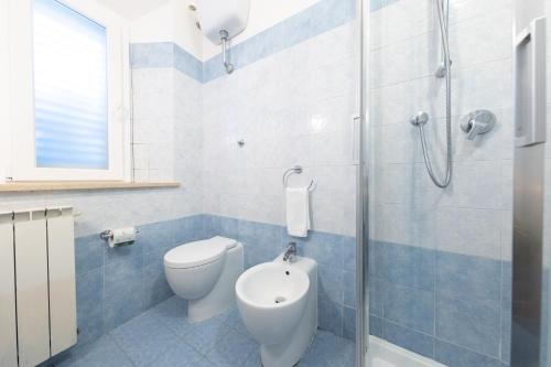 a bathroom with a toilet and a shower at Via Siena 4 - Suites & Rooms in Marina di Cecina