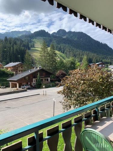 a balcony with a view of a parking lot at 155 Piste dans mon canapé in Châtel
