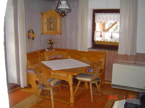 una mesa de madera y 2 sillas en una habitación en Haus-Johanna-2, en Riedlhütte