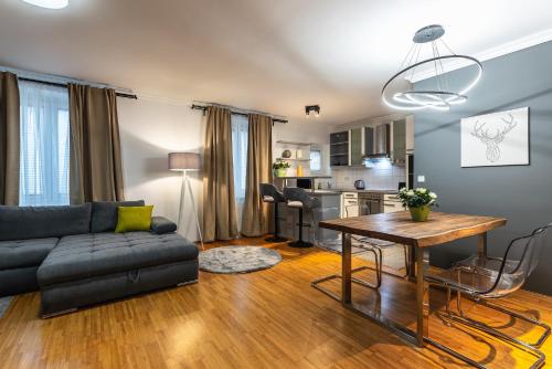 Live Centrally in a Spacious and Modern Apartment