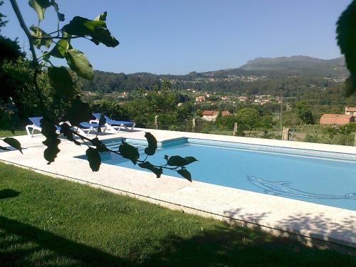una piscina con vistas a la montaña en Casa Roque, en Gondomar
