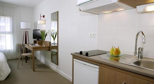 Kuchyň nebo kuchyňský kout v ubytování Terres de France - Appart'Hotel Quimper Bretagne