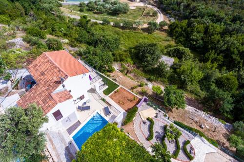 z góry widok na dom z basenem w obiekcie Villa Sofija Dubrovnik & Peljesac Region w mieście Slano