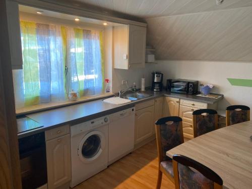 Cuisine ou kitchenette dans l'établissement Haus Zeichner 4 Zimmer Ferienwohnung