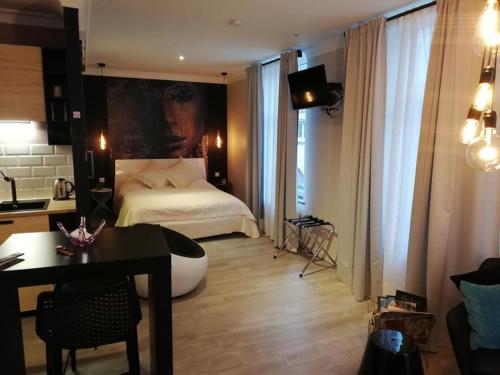 una habitación de hotel con una cama y una mesa y una habitación en PortaNova 21 en Huy