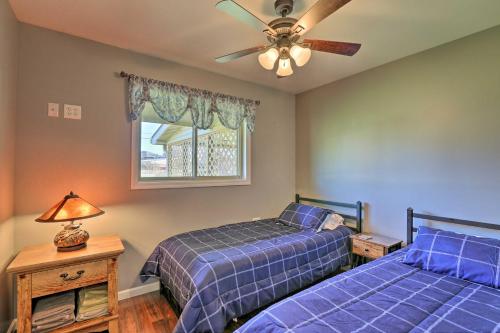 - une chambre avec 2 lits et un ventilateur de plafond dans l'établissement Dayton Home with Patio and Fire Pit about 6 Mi Dtwn!, à Dayton