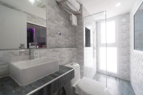 Ванная комната в Spark Hotel - MRT Queen Sirikit - SHA Extra Plus Certified