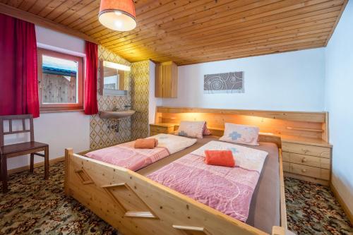 Tempat tidur dalam kamar di Heiserhof App Birke