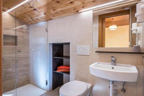 ein Bad mit einem WC, einem Waschbecken und einer Dusche in der Unterkunft Heiserhof App Birke in Val di Mezzo