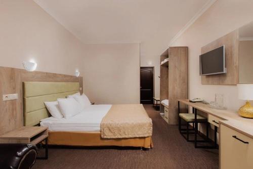 A bed or beds in a room at Gala-Alpik Hotel
