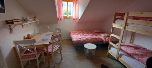 Ένα ή περισσότερα κρεβάτια σε δωμάτιο στο Apartmán v Bavorském lese 1