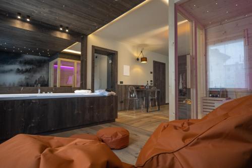 a large bathroom with a tub and a table at Teverone Suites & Wellness in Lamosano