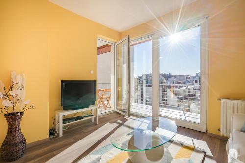 Televízia a/alebo spoločenská miestnosť v ubytovaní megszűnt - Amarilla Apartment with Balcony