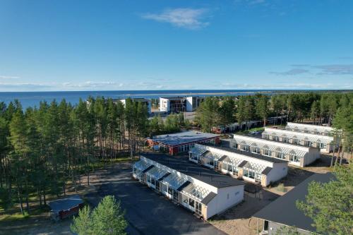 una vista aerea di un parcheggio con rimorchi di Jäkälätie Apartments by Hiekka Booking a Kalajoki