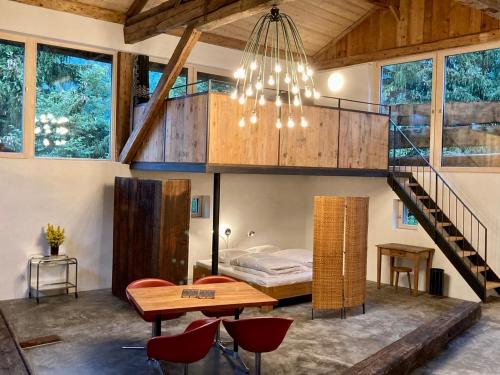 Habitación con cama elevada, mesa y sillas. en Stalla d' Immez, en Santa María Val Mustair