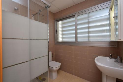 ベニドルムにあるCoblanca 41 II - Fincas Arenaのバスルーム(トイレ、洗面台付)、窓が備わります。