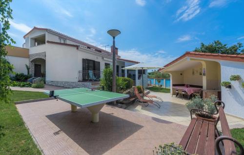 Stolní tenis v ubytování Villa Anita with common Pool nebo okolí