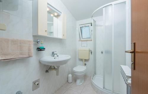Ένα μπάνιο στο Anitavilla Poreč Apartments with Pool