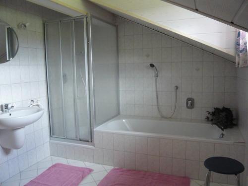 y baño con ducha, bañera y lavamanos. en Ferienwohnung Eder, en Mauth