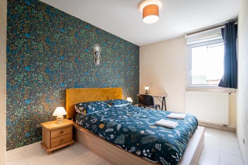 une chambre avec un lit et un mur végétal dans l'établissement Le Jardin des Consuls - T3 - Parking - Balcon orienté sud, à Montpellier