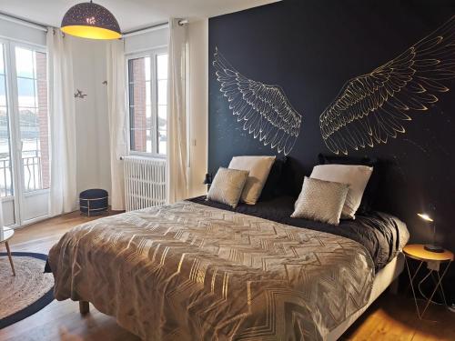 Säng eller sängar i ett rum på Les Rauches - Quai Loire - Suite Love