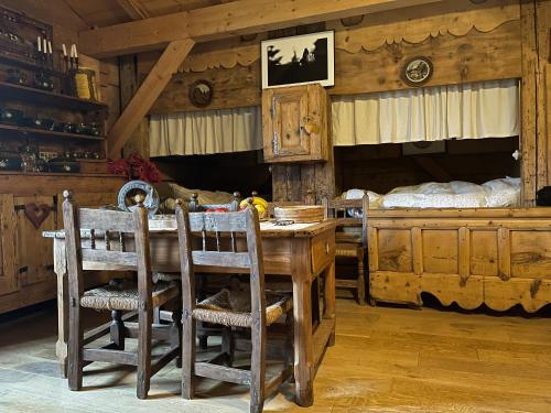 une pièce avec une table, des chaises et un lit dans l'établissement Chalet Alpage Proche Genève, à Mégevette