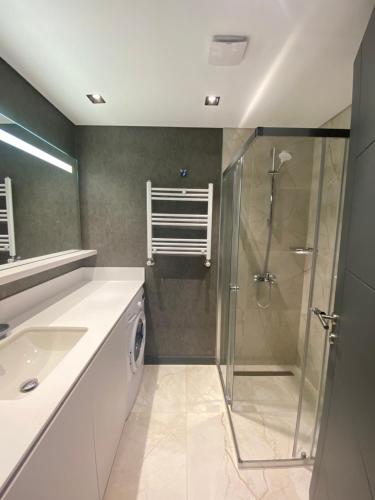 Bathroom sa Luxury Central Fully Equipped 2BR 2BA Apartment by Siena Suites