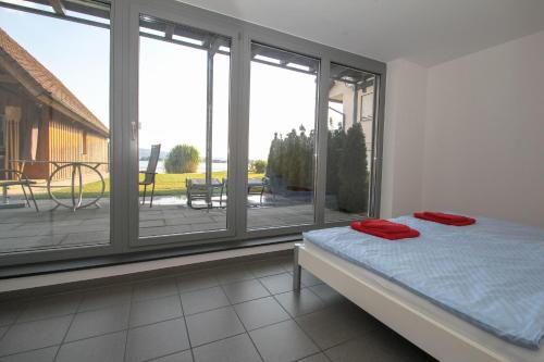 1 dormitorio con cama y ventana grande en Fewo Willam, en Allensbach