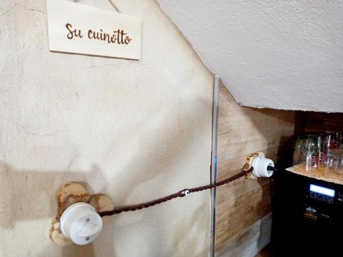 a sign on a wall that reads so comfortable at B&B Santu Giuvanni "Un tuffo nel passato Fonnese" in Fonni