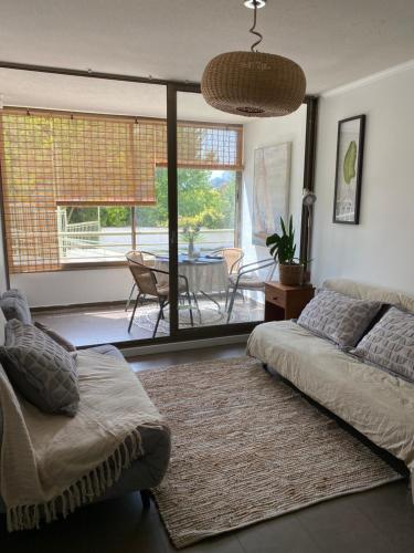 sala de estar con sofá y mesa en Departamento entero Reñaca - Jardín del mar, en Viña del Mar