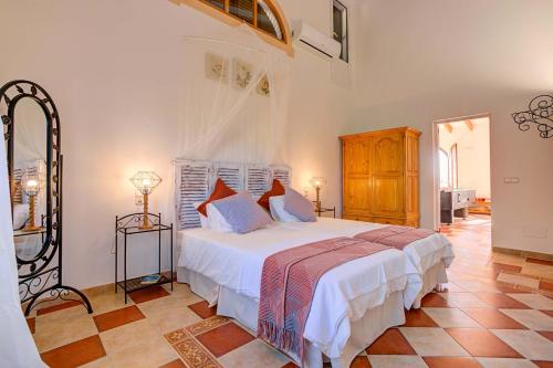 Llit o llits en una habitació de Villa Ses Porrasses