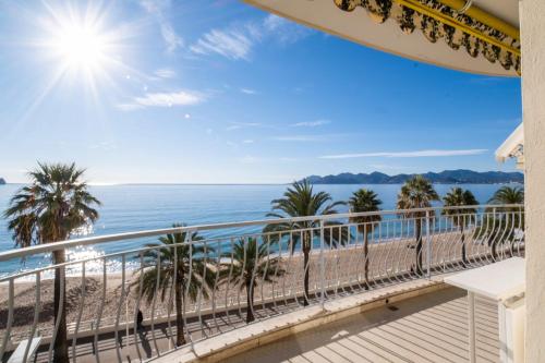 Elle comprend un balcon offrant une vue sur la plage. dans l'établissement 3-Br Apartment Sea View by the Beaches, à Cannes